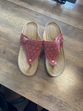 Socofy Women's Bohemian Laser Cut Thong Sandals in Rose Pink